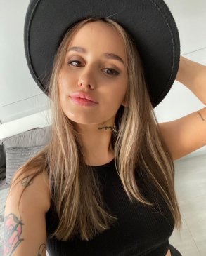 Виктория, 23